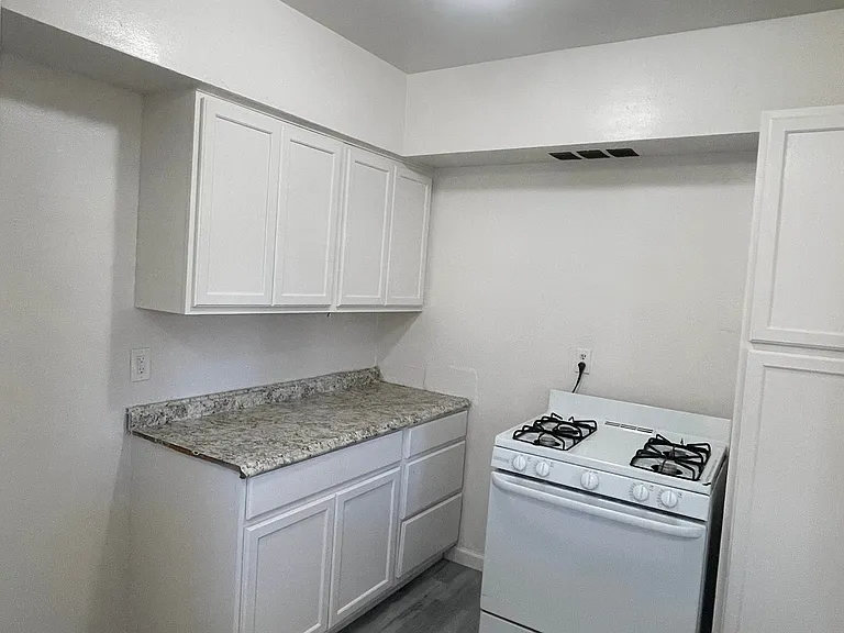 Riverside Townhouse Apartments — Photo 7