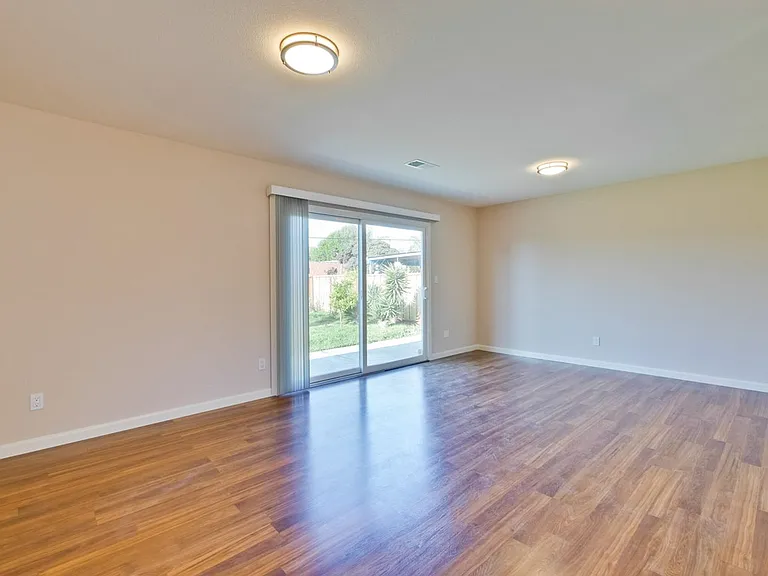 1425 Sunshadow Ln — Photo 6