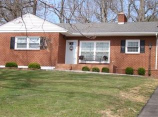 1421 Grove Dr, Pulaski, VA 24301