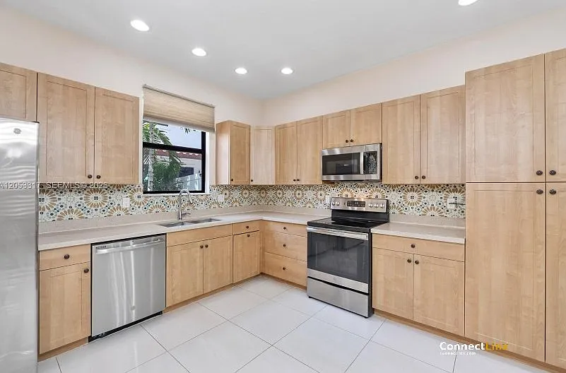3 bed, 3.0 bath, 1617 sqft, $3,450 — Photo 2
