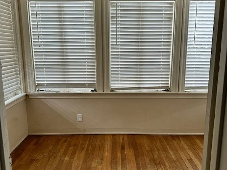 438 E Maple St — Photo 8