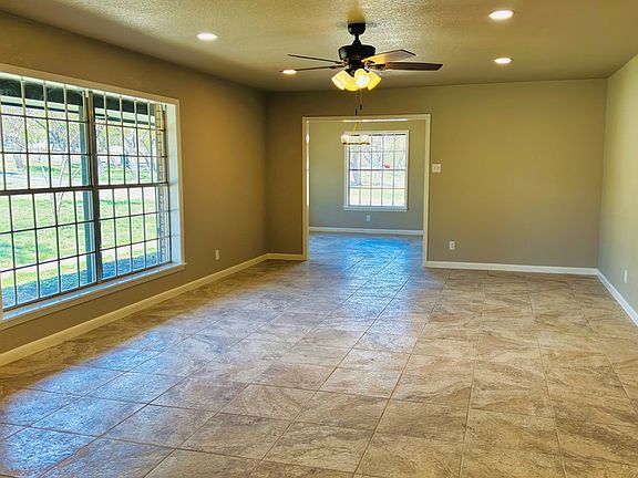 4th image of 107 S Royal Oaks Rd