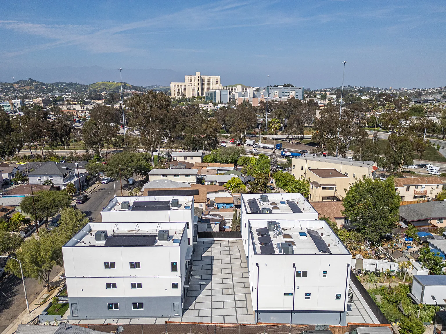 5 bed, 1872 sqft — Photo 3