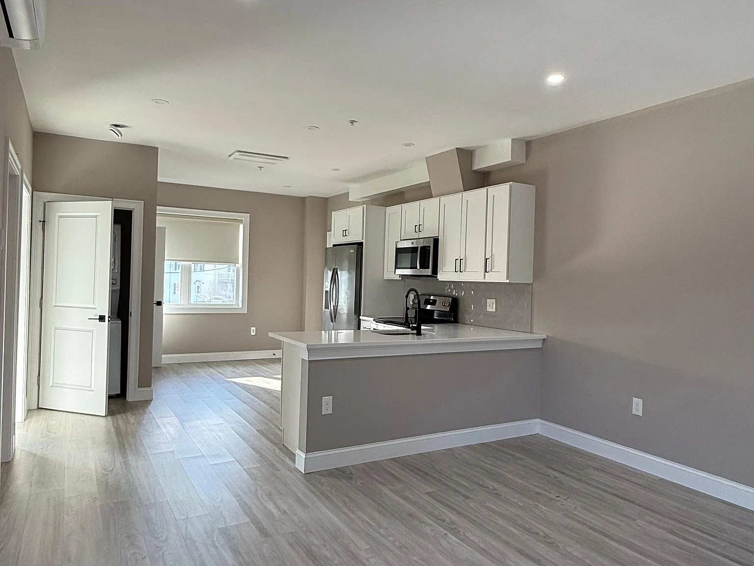 1 bed, 680 sqft, $2,400 — Photo 2