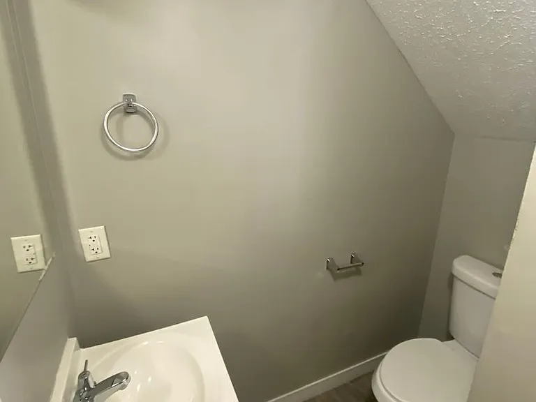 556 N Clay St — Photo 8