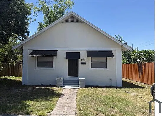 3 bed, 980 sqft, $1,950 — Photo 1