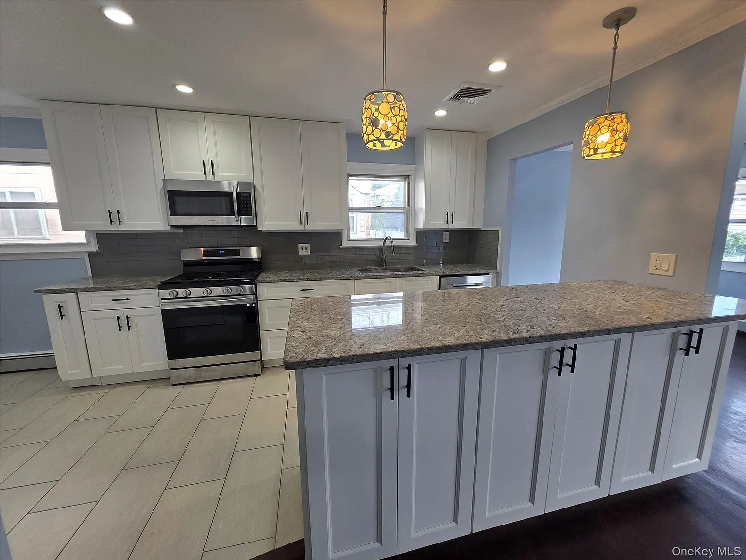 3 bed, 1.0 bath, 1120 sqft, $3,200 — Photo 1
