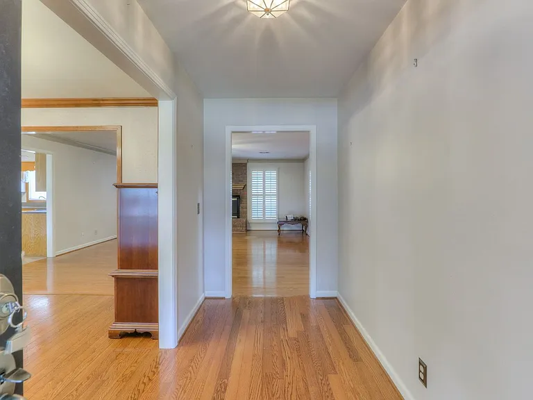 2303 Friendship Dr — Photo 4