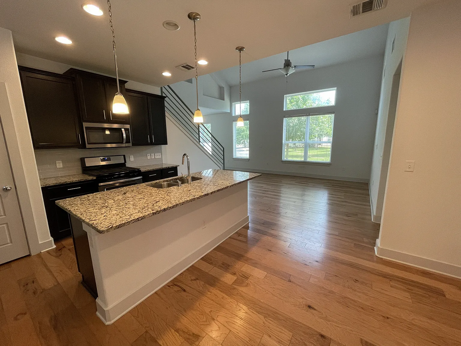 3 bed, 2.5 bath, 2035 sqft, $3,100 — Photo 2