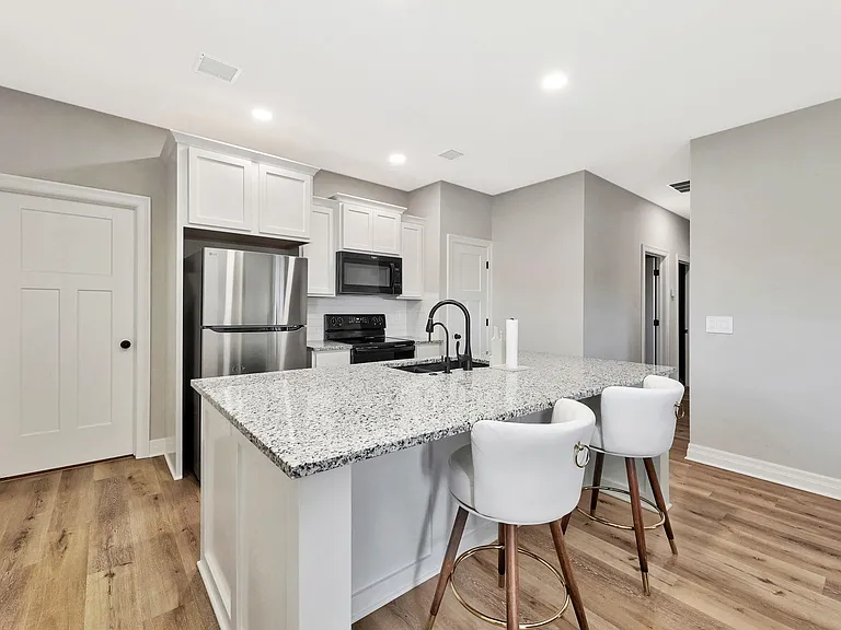 932 N Cloverleaf St — Photo 14