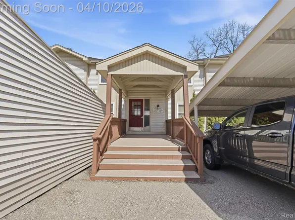 4964 Oak Hill Dr, Waterford, MI 48329