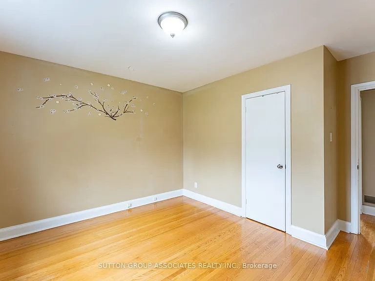 21 Deevale Rd #MAIN FL — Photo 16