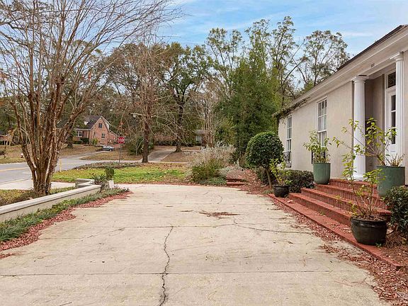 3rd image of 3511 Menendez Dr