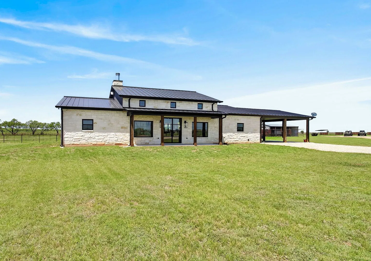 Prestige Modern Ranch Estate with Elite Equestrian Facilities in Perrin ISD — Photo 1