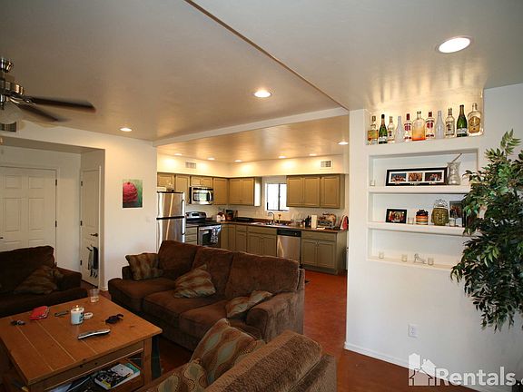 3rd image of 2901 E Blacklidge Dr