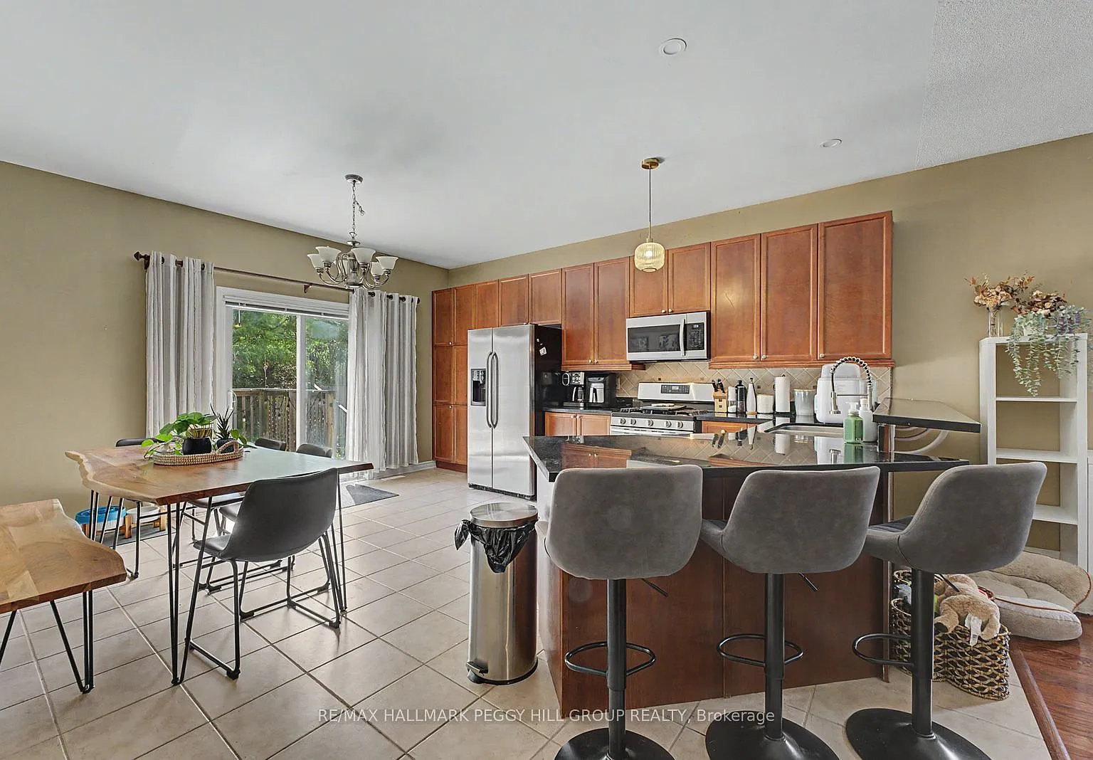 3 bed, $2,550 — Photo 2