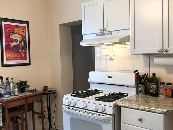 4th image of 458 N Artesian Ave #1R