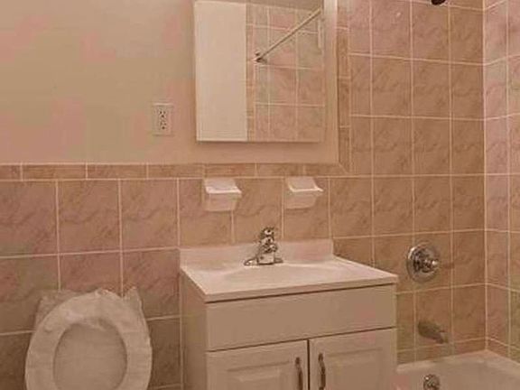 3rd image of 24510 Grand Central Pkwy APT 6F