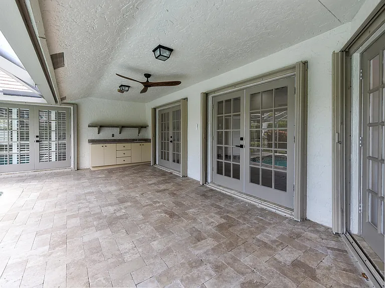 3185 Saint James Dr — Photo 32