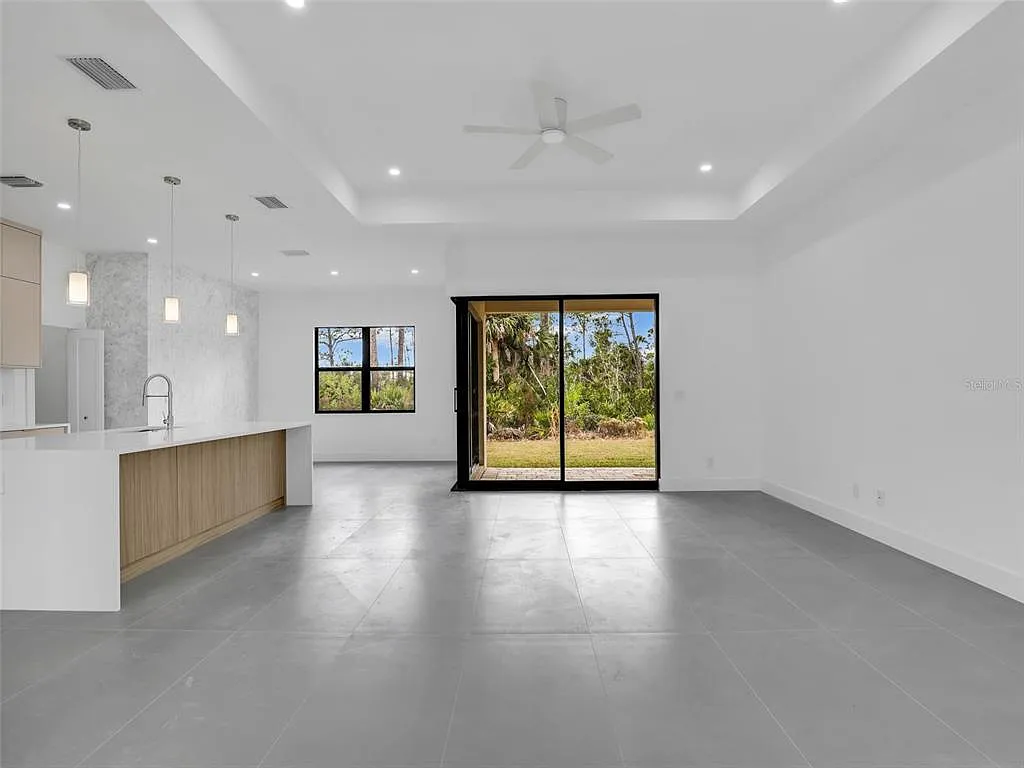 3 bed, 2.0 bath, 1831 sqft, $2,500 — Photo 3