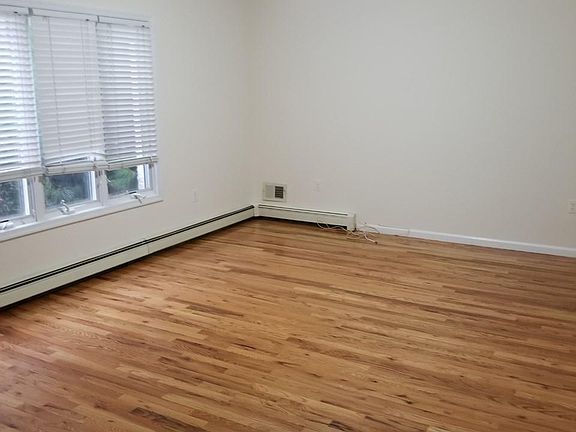 3rd image of 409 Cromwell Ave