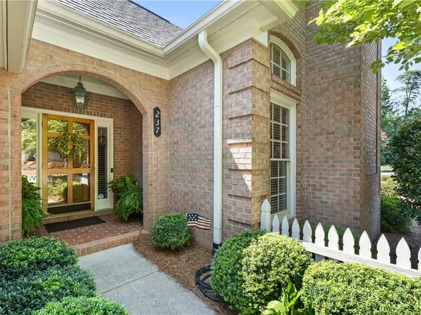 237 Village Green Sq, Winston Salem, NC 27104