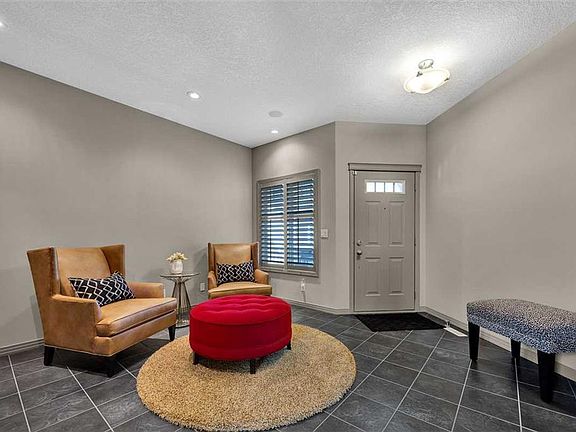 3rd image of 146 NE Springborough Point SW