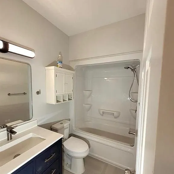 300 Main St #8 — Photo 4