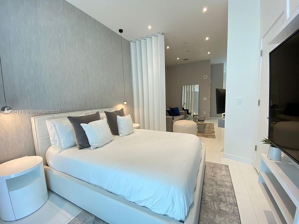 1st image of 851 NE 1st Ave #506