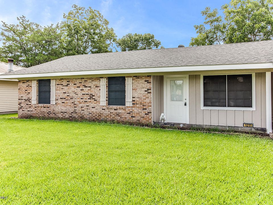 1st image of 1211 Versailles Cres