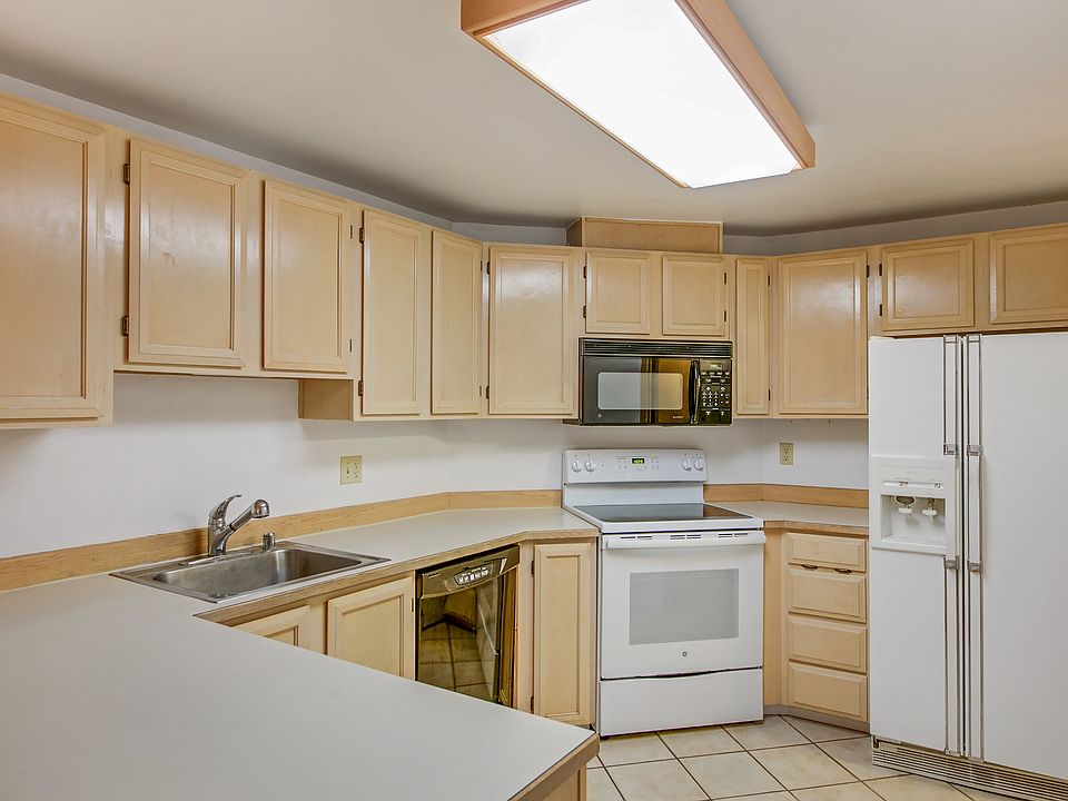 2nd image of 1110 W Howe St APT 102