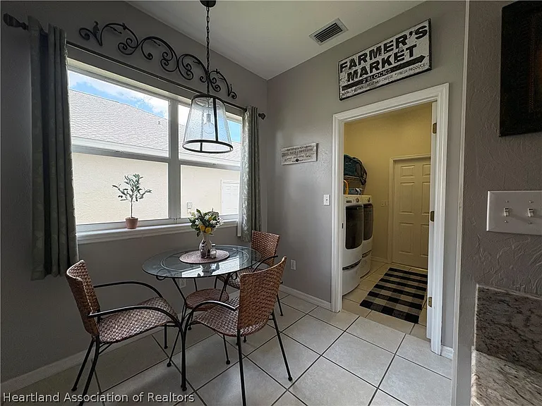 2843 Meadowood Ln — Photo 16