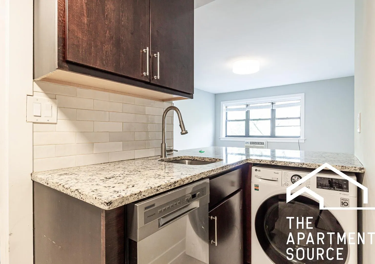 Modern 2 Bed/2 Bath Condo in Chicago - Available 10/2 - $3295 — Photo 1