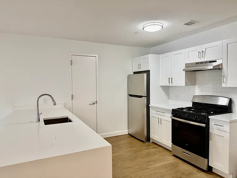 224 Gramatan Ave #7M — Photo 10