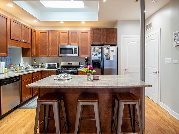 2nd image of 1025 N Marshfield Ave #2