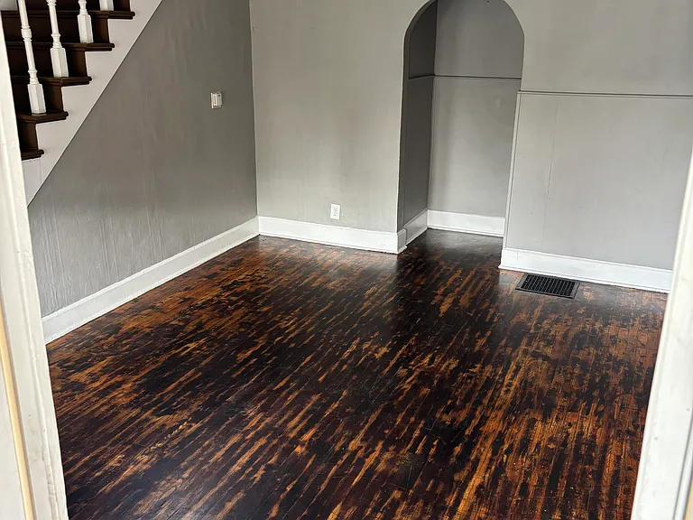 437 Leeds Ave — Photo 3