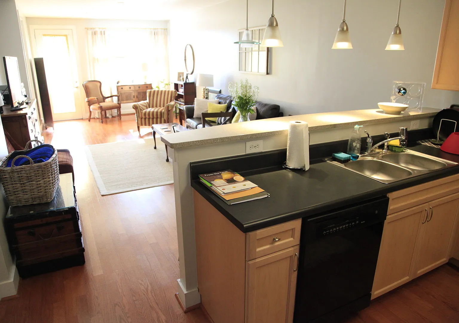 Charming 2 Bedroom/2 Bath condo close to uptown — Photo 2