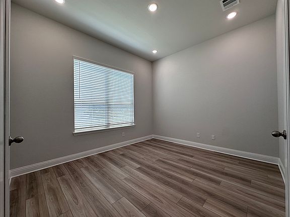 3rd image of 7017 Sunset Blvd