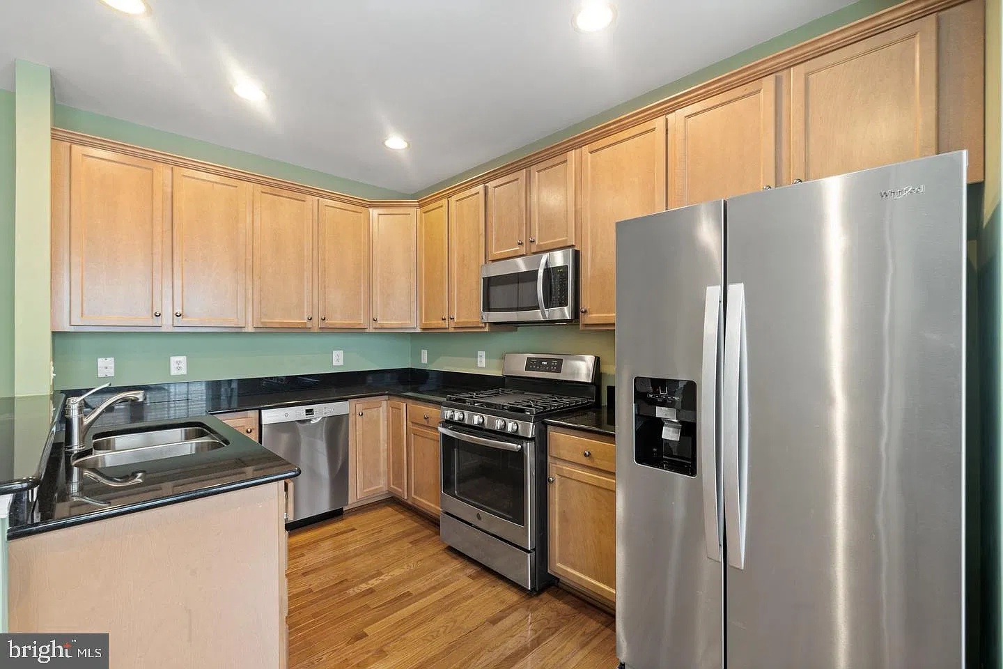 3 bed, 4.0 bath, 1624 sqft, $3,100 — Photo 4