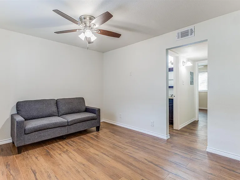 2401 Manor Rd #113 — Photo 3