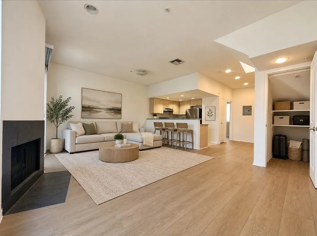 2 bed, 3.0 bath, $5,400 — Photo 2