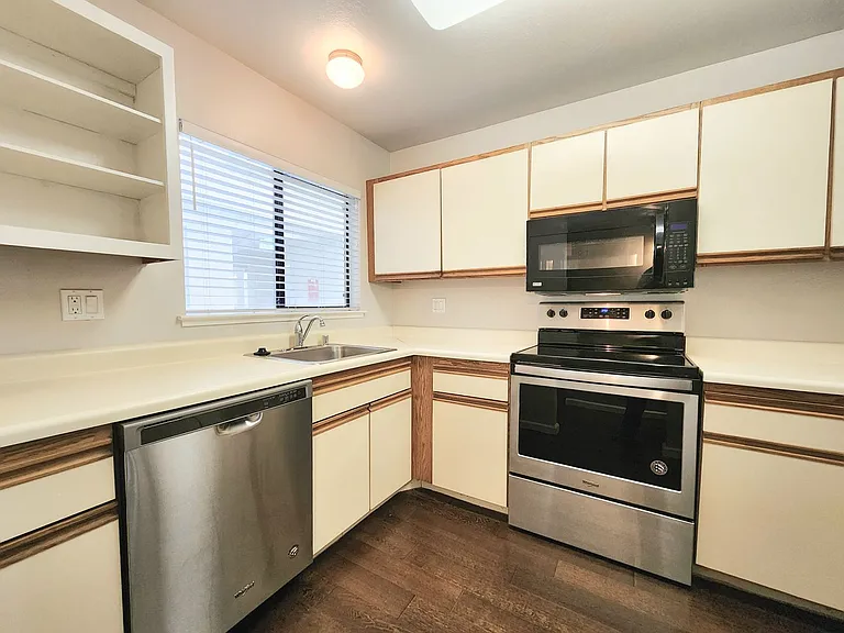 320 Peninsula Ave #213 — Photo 16