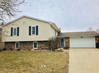 2008 Lake Bluff Rd, Bloomington, IL 61704