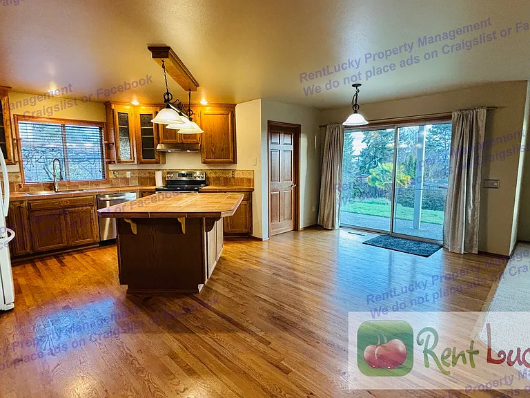 5216 Ridge Dr NE — Photo 3