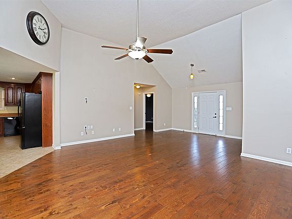 5th image of 22393 Howard St