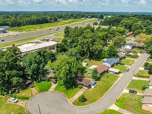 4th image of 15 Village Ct