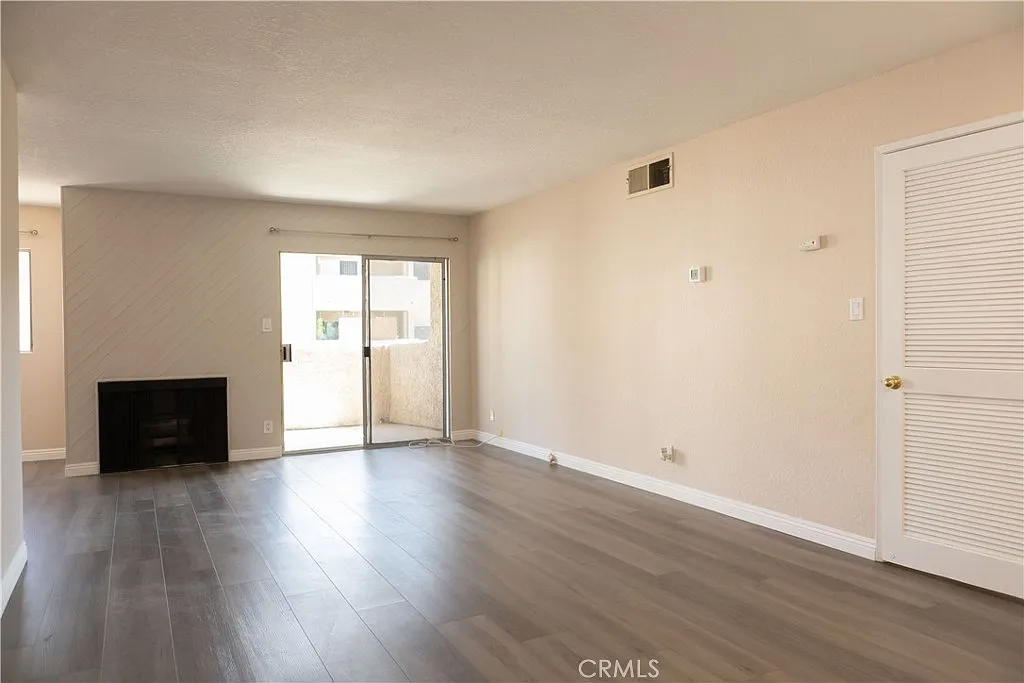 1 bed, 885 sqft, $2,200 — Photo 2