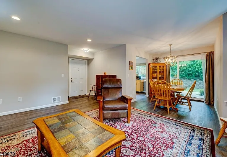 78 Wendover Ct — Photo 7