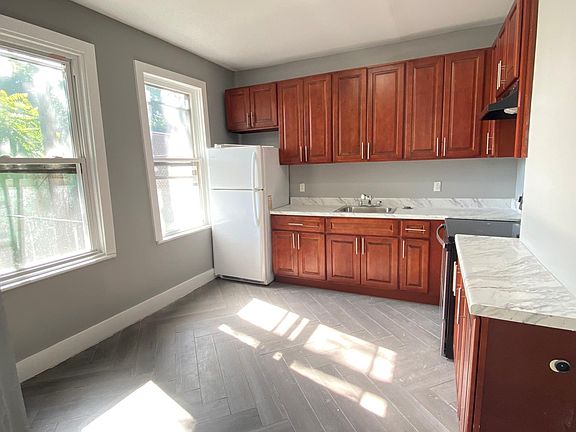 4th image of 392 Seymour Ave Floor 1