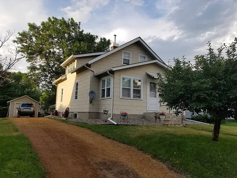 709 Main St E — Photo 3